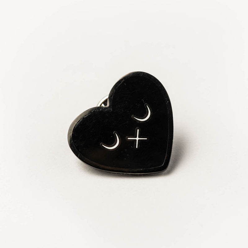 Enamel pin - black heart